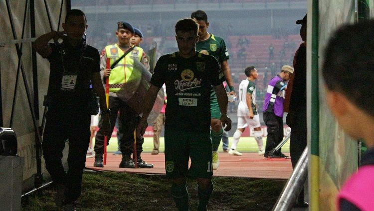 Pemain Persebaya, Robertino Pugliara, tertunduk lesu saat memasuki lorong pemain usai timnya kalah dari PS TIRA. Copyright: © Fitra Herdian/INDOSPORT