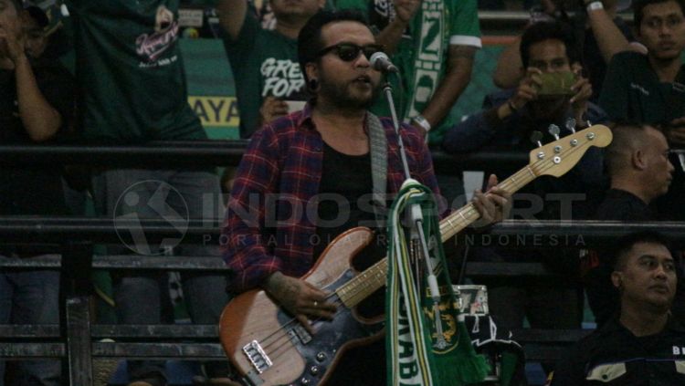 Endank Soekamti hadir di Stadion Gelora Bung Tomo Copyright: © Fitra Herdian/INDOSPORT