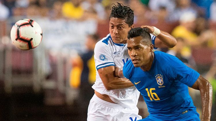 Alex Sandro (kanan) di gandeng ketat Oscar Elias Ceren Delgado. Copyright: © Getty Images