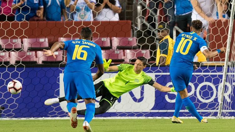 Neymar tengah mengeksekusi tengan dari titik putih. Copyright: © Getty Images