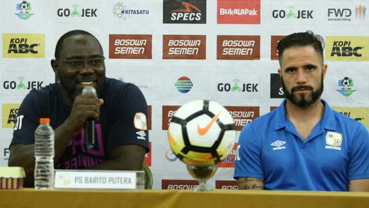 Pelatih Barito Putera, Jacksen F. Thiago dan Matias Cordoba dalam jumpa pers. Copyright: © Media PSM Makassar