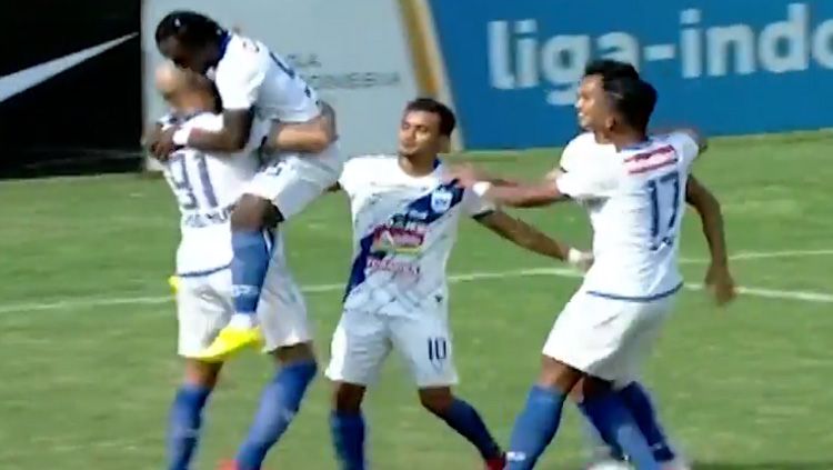 Gol Bayu Nugroho (PSIS Semarang) membobol gawang PSMS Medan. Copyright: © youtube