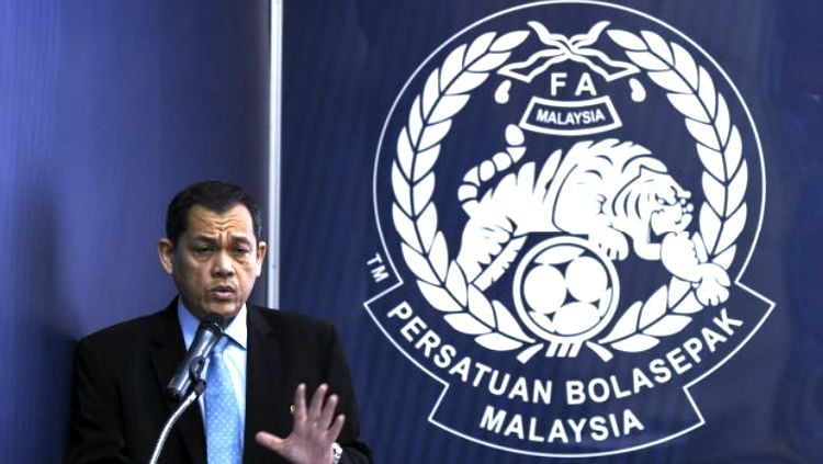Presiden Federasi Sepak Bola Malaysia (FAM), Hamidin Mohd Amin saat konferensi pers. Copyright: © thestar.com.my