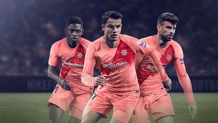 Barcelona menggunakan Ousmane Dembele, Philippe Coutinho dan Gerard Pique untuk mengiklankan jersey ketiga mereka Copyright: &copy; Nike