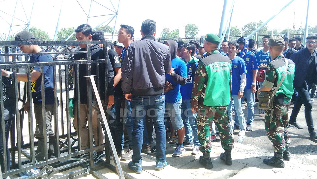 Bobotoh Antusias Saksikan Laga Persib kontra Arema FC. Copyright: &copy; Arif Rahman/Indosport.com