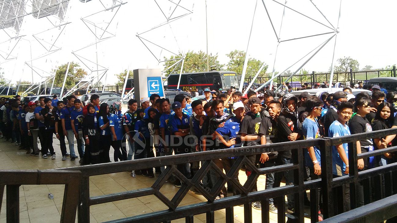 Bobotoh Antusias Saksikan Laga Persib kontra Arema FC. Copyright: © Arif Rahman/Indosport.com