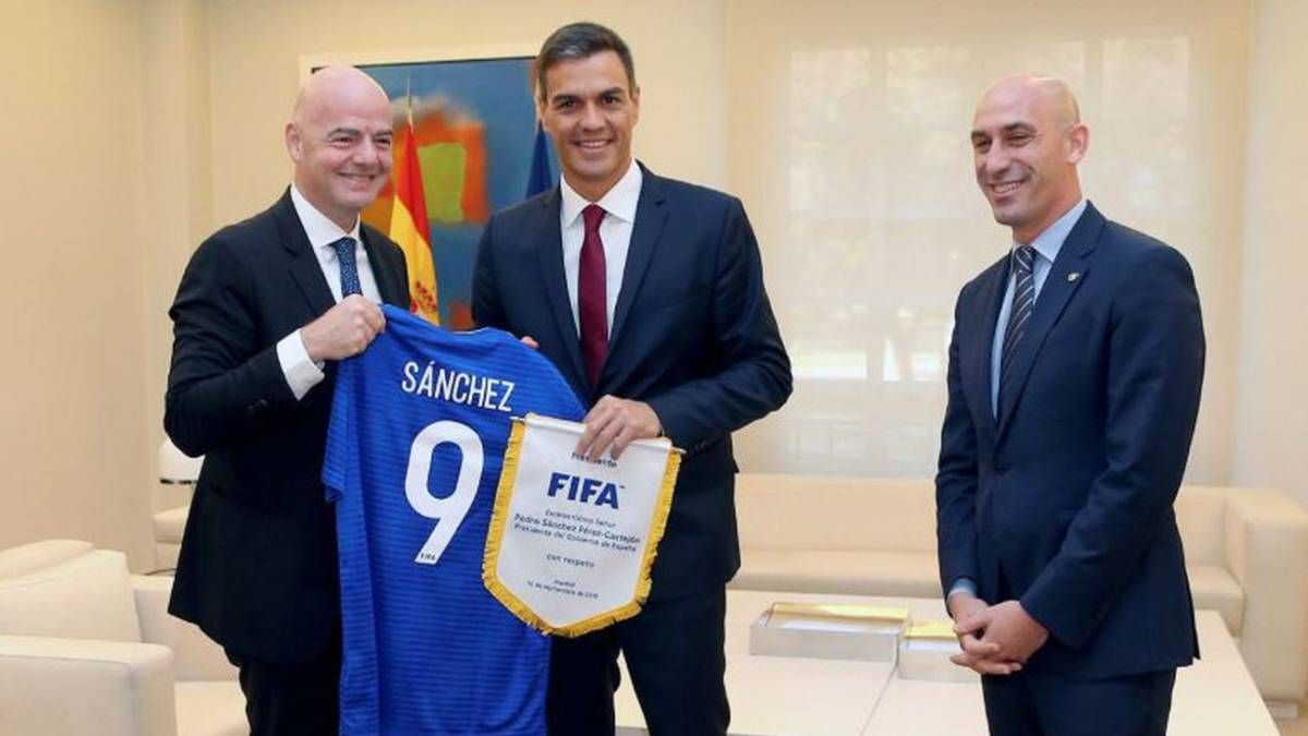 Perdana Menteri Spanyol, Pedro Sanchez dan Presiden RFEF Luis Rubiales bertemu dengan presiden FIFA, Gianni Infantino Copyright: © AS