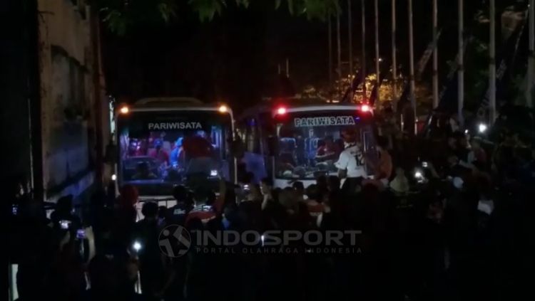 Bus pemain PSM Makassar diadang suporter usai bermain imbang lawan Barito Putera. Copyright: © Wira Wahyu Utama/INDOSPORT