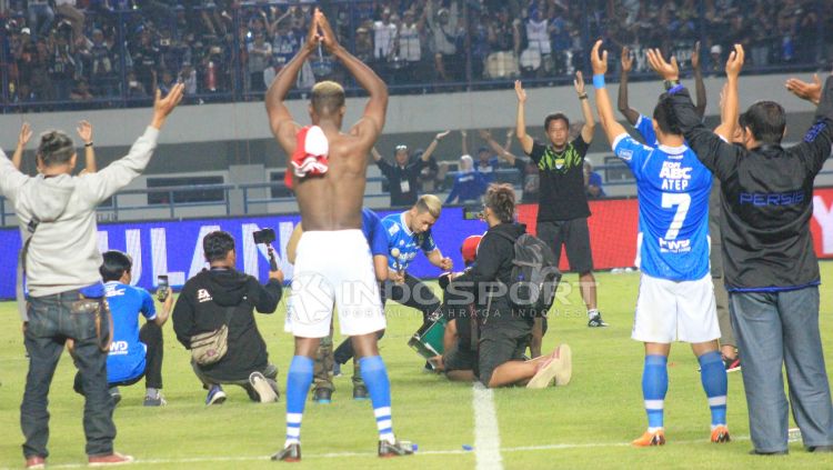 Atlet pencak silat peraih medali emas pada Asian Games 2018, Hanifan Yudani Kusumah memimpin viking clap usai Persib Bandung vs Arema FC. Copyright: © Arif Rahman/INDOSPORT