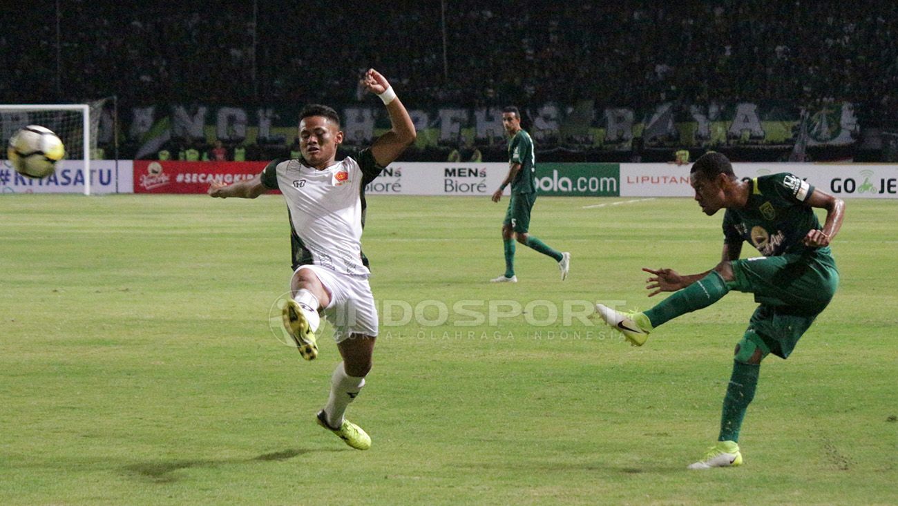 Ruben Sanadi melepaskan umpan silang ketika Persebaya melawan PS TIRA. Copyright: © Fitra Herdian/Indosport.com