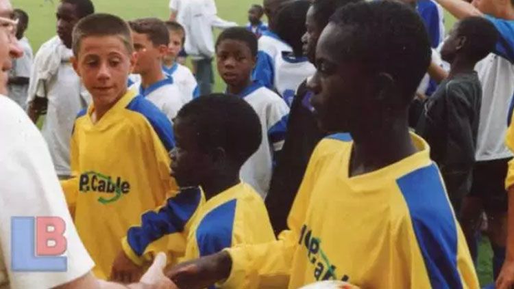 NGolo Kante (tengah) saat mengawali kariernya pertama kali sebagai pesepakbola di masa kecilnya. Copyright: © LifeBloggers