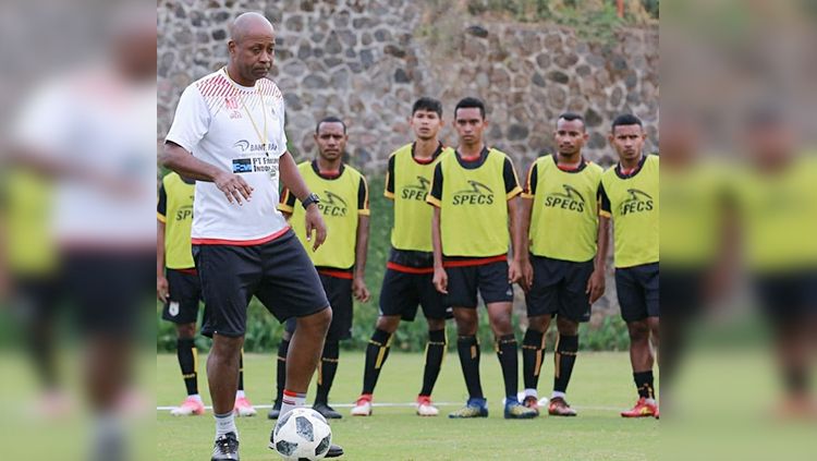 Pelatih Persipura, Amilton Silva de Olivera saat mendampingi timnya berlatih. Copyright: © Media Officer