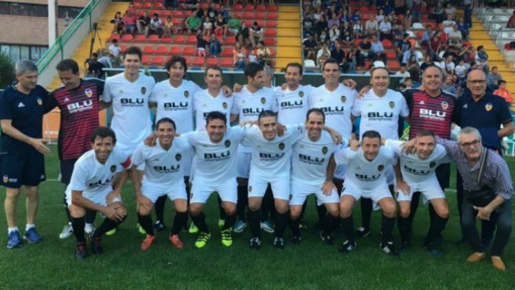 Luis Milla bergabung bersama legenda Valencia untuk bermain di laga persahabatan. Copyright: &copy; @FutbolistasVCF