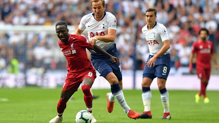 Harry Kane saat ingin merebut bola dari pemain Liverpool. Copyright: © Getty Images