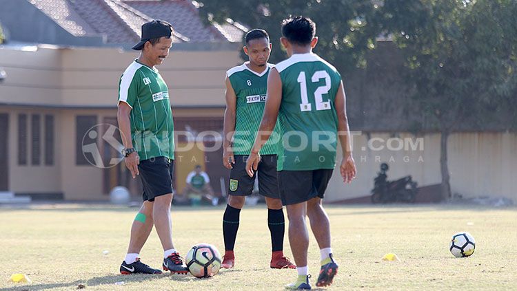 Djajang Nurdjaman memimpin latihan pemain Persebaya Surabaya. Copyright: © Fitra Herdian Ariestianto/INDOSPORT