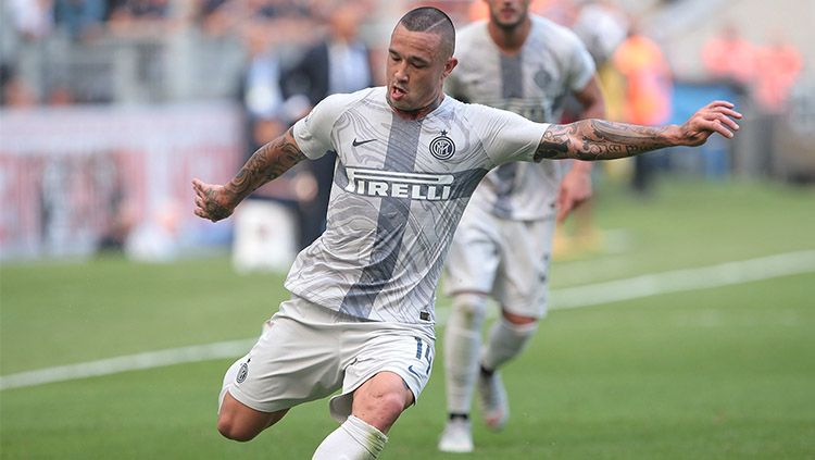 Radja Nainggolan sedang menggocek bola. Copyright: © Getty Images