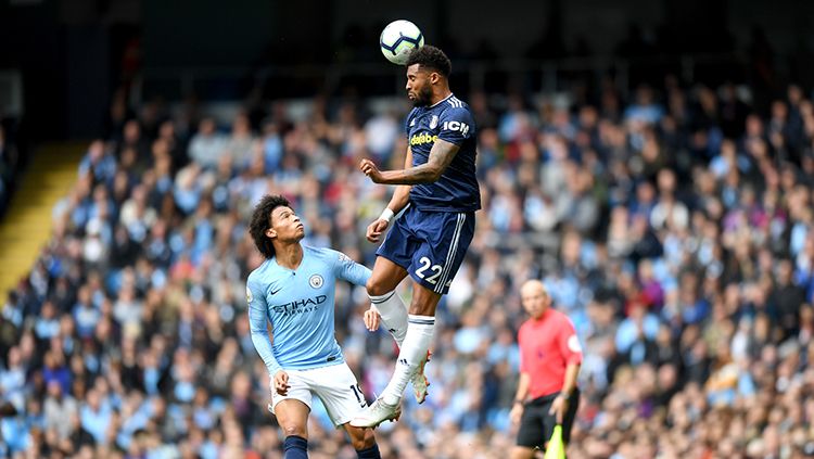 Duel udara antara Leroy Sane (kiri) dan Cyirus Christie. Copyright: © Getty Images/Michael Regan