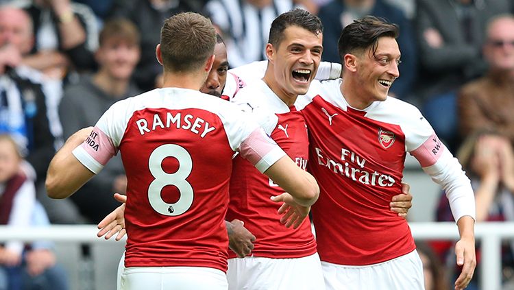 AC Milan dikabarkan akan memboyong pemain Arsenal, Granit Xhaka (tengah), karena masih belum puas dengan komposisi lini tengahnya saat ini. Copyright: © Getty Images/Alex Livesey