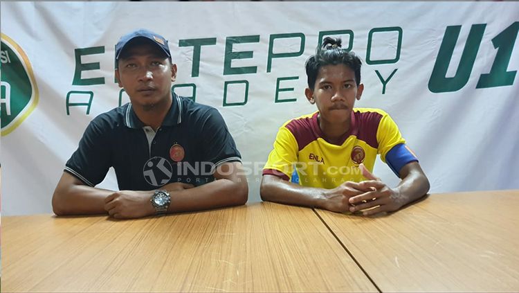 Mantan kiper Sriwijaya FC, Fauzi Toldo (kiri) saat konferensi pers. Copyright: © Muhammad Effendi/INDOSPORT