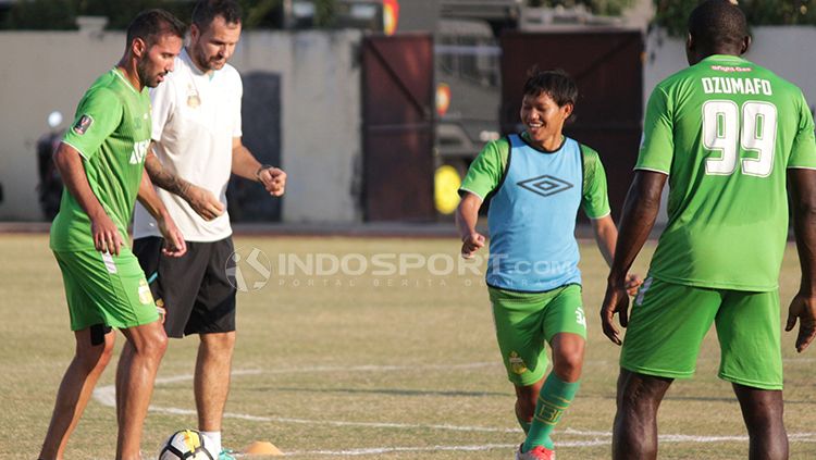 Punggawa Bhayangkara FC ketika latihan di Lapangan Polda Jatim. Copyright: © Fitra Herdian/INDOSPORT