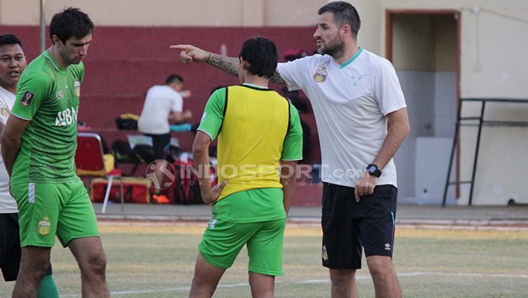 Punggawa Bhayangkara FC ketika latihan di Lapangan Polda Jatim. Copyright: © Fitra Herdian/INDOSPORT