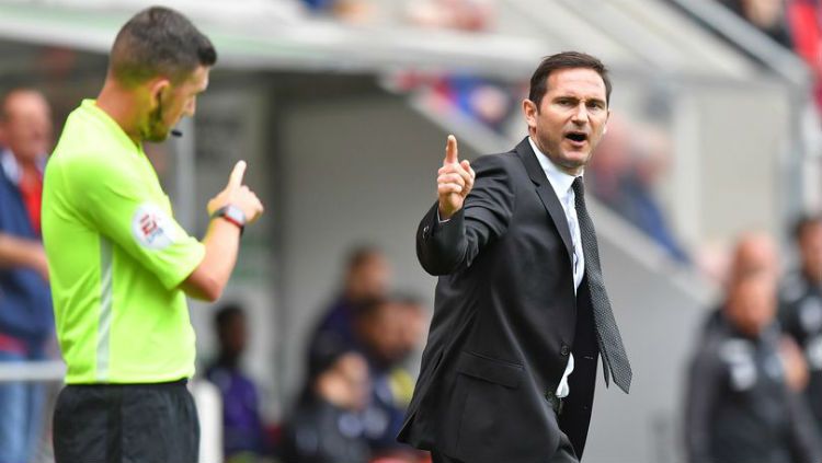 Frank Lampard berdebat dengan wasit. Copyright: © Mirror.