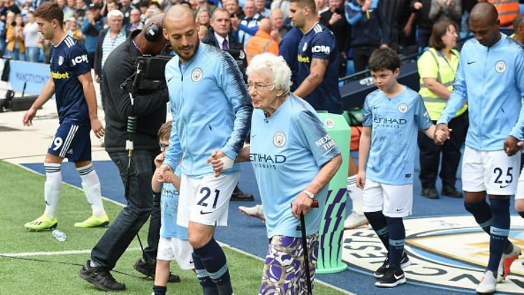 David Silva bersama fans Manchester City. Copyright: © Getty Images