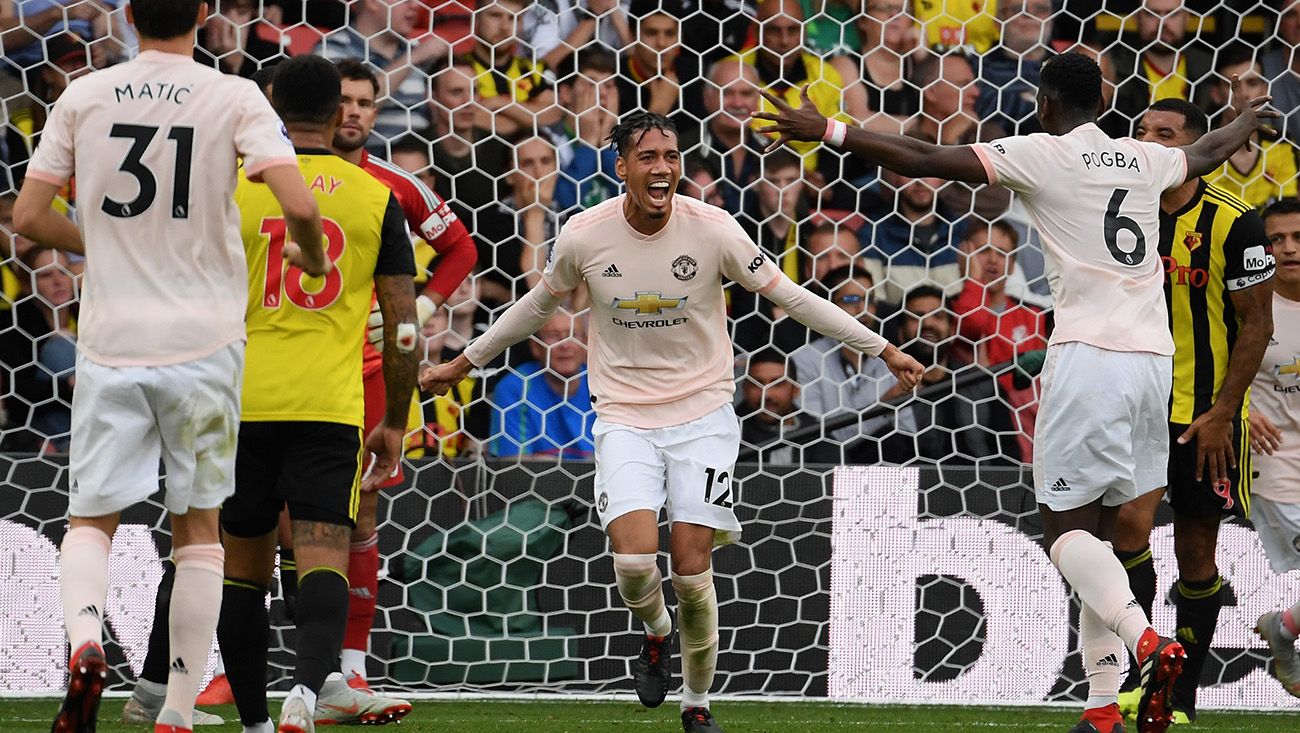 Eks Manchester United, Chris Smalling, mendapatkan tawaran buntung jelang pertandingan Liga Italia (Serie A) antara Spezia vs Roma. Copyright: © Getty Images