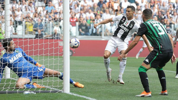 Cristiano Ronaldo saat menyontek bola dan berbuah gol. Copyright: © Getty Images