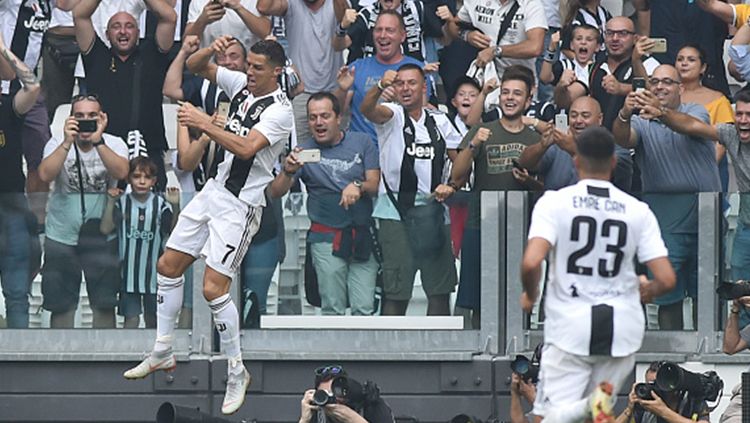 Cristiano Ronaldo berselebrasi usai mencetak gol ke gawang Sassuolo. Copyright: © Getty Images/Giorgio Perottino