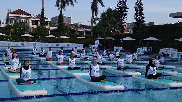 Acara yoga di atas kolam renang. Copyright: © Martini/INDOSPORT