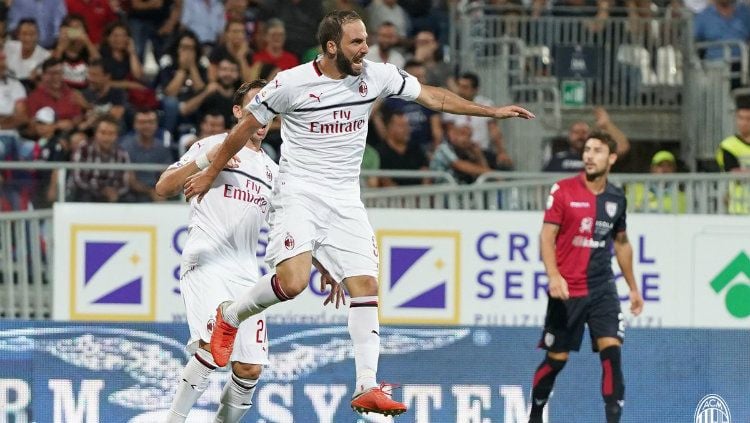 Penyerang AC Milan Gonzalo Higuain usai cetak gol penyama kedudukan atas Cagliari. Copyright: © AC Milan