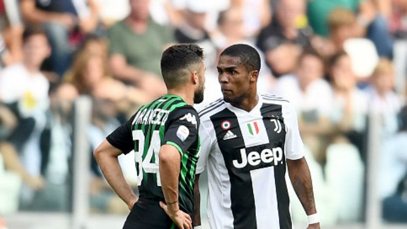 Douglas Costa (kanan/Juventus) meludahi Federico Di Francesco (Sassuolo). Copyright: © Getty Images