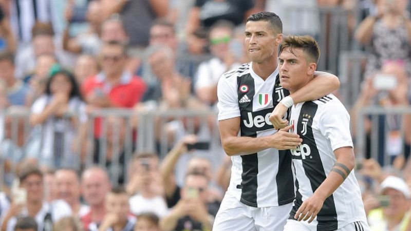 Cristiano Ronaldo dan Paulo Dybala, dua pemain bintang Juventus. Copyright: © Getty Images