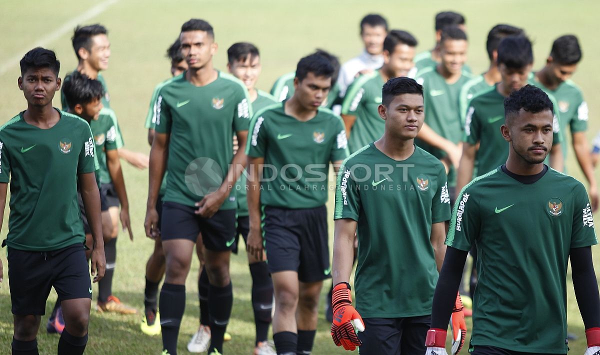 Suasana latihan pemain Timnas Indonesia U-19. Copyright: © Herry Ibrahim/Indosport.com