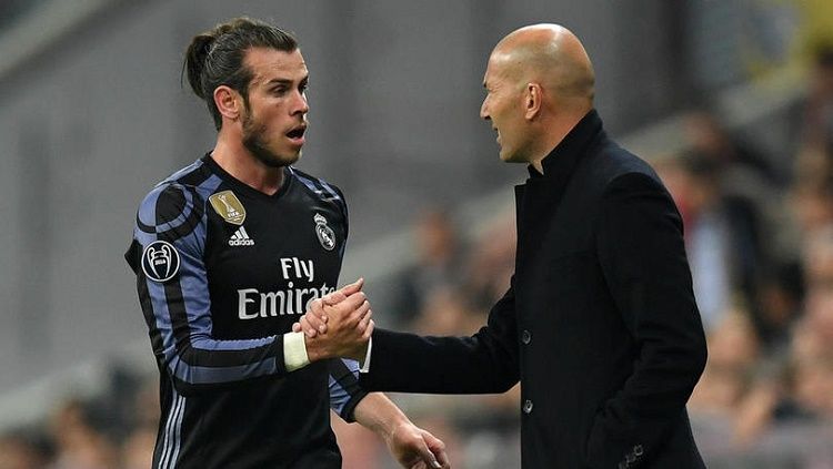 Gareth Bale dan Zinedine Zidane pernah dirumorkan sempat bersitegang satu sama lain. Copyright: © fourfourtwo