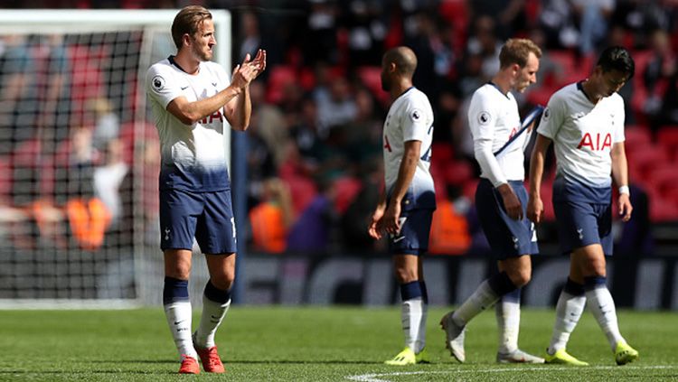 Para pemain Tottenham Hotspur tertunduk lesu saat dikalahkan Liverpool pada laga Premier League 2018/19 pekan ke-5. Copyright: © Getty Images