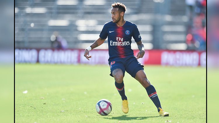 Neymar, pemain megabintang PSG saat mengolah si kulit bundar di lapangan beberapa bulan yang lalu. Copyright: © Getty Images