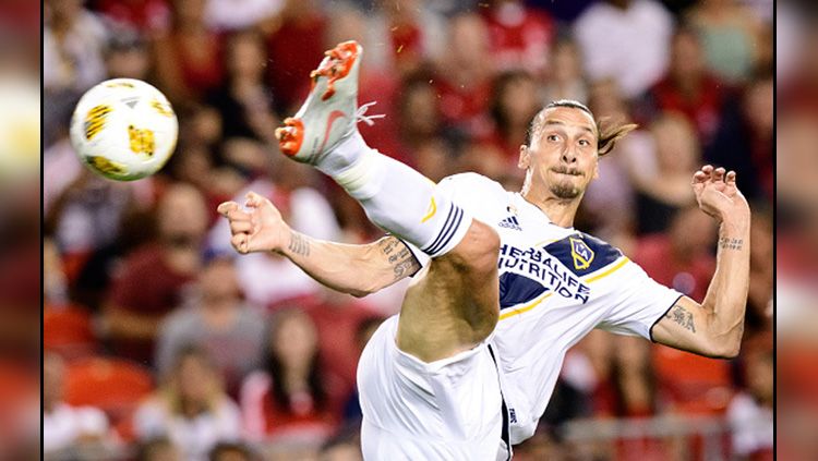 Proses gol akrobatik dari Zlatan Ibrahimovic bersama LA Galaxy. Copyright: © Getty Images