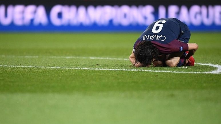 Edinson Cavani kesakitan dalam pertandingan Liga Champions. Copyright: © Getty Images