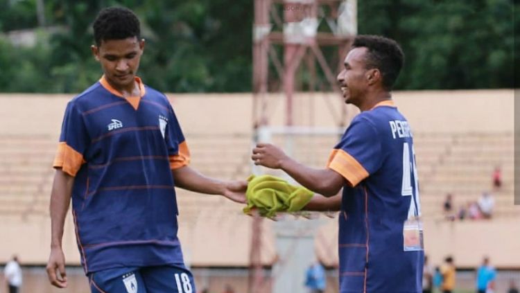 Duo Pemain Muda Persipura, Todd Rivaldo Ferre dan David Kevin Rumakiek saat menjalani latihan bersama Persipura. Copyright: © Media Officer Persipura