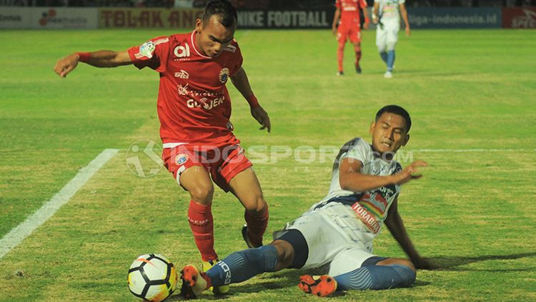Riko Simanjuntak menghindari jegalan pemain PSIS Semarang. Copyright: © Prima/INDOSPORT