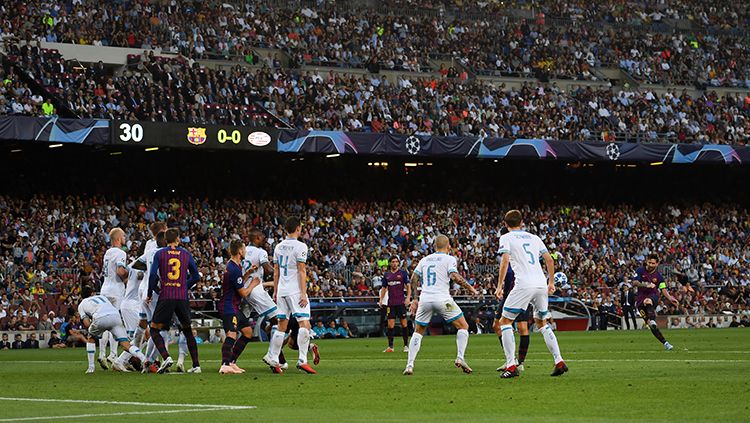 Eksekusi tendangan bebas Lionel Messi yang berhasil menembus gawang PSV. Copyright: © Getty Images/Alex Caparros