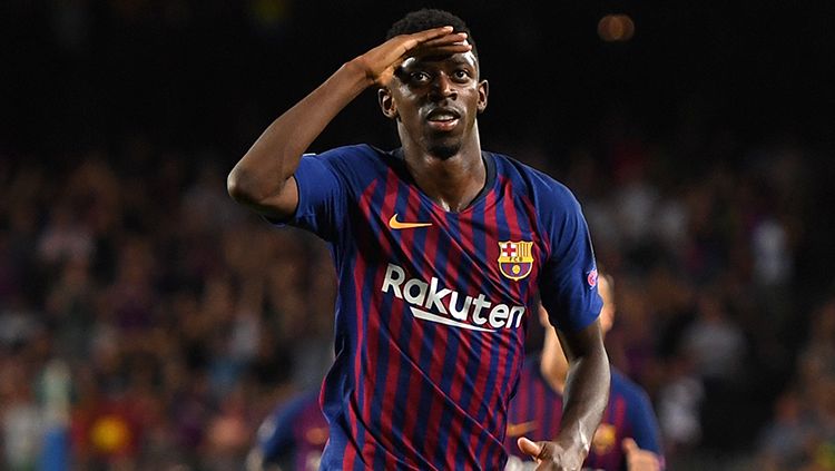 Barcelona telah menegaskan bahwa pihaknya tidak sedang melakukan negosiasi dengan Manchester United terkait dengan transfer penyerangnya, Ousmane Dembele. Copyright: © Getty Images/Alex Caparros