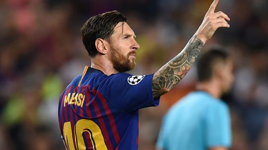 Lionel Messi berselebrasi usai mencetak gol ke gawang PSV. Copyright: &copy; Getty Images/Alex Caparros
