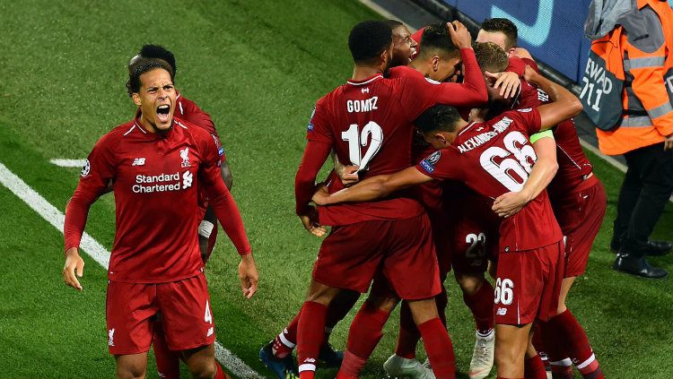 Para pemain Liverpool ketika merayakan gol di lapangan. Copyright: © liverpool