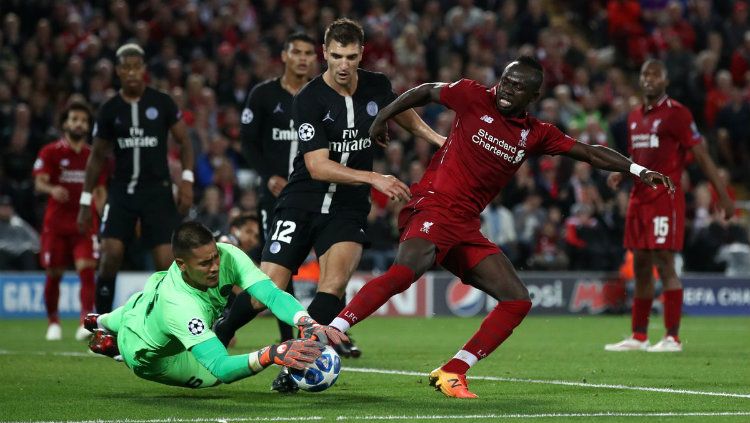 Penyerang Liverpool Sadio Mane berjibaku merebut bola dari pemain PSG. Copyright: © liverpool