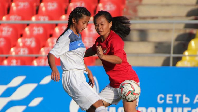 Salah satu pemain Timnas putri Indonesia u-16 (kanan) menghalau pemain Kirgizstan. Copyright: © the-afc.com