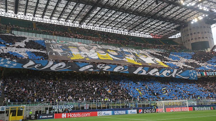 Para ultras Inter Milan melayangkan protes keras ke pihak Serie A Liga Italia lantaran adanya penundaan pertandingan melawan Juventus. Copyright: © Getty Images