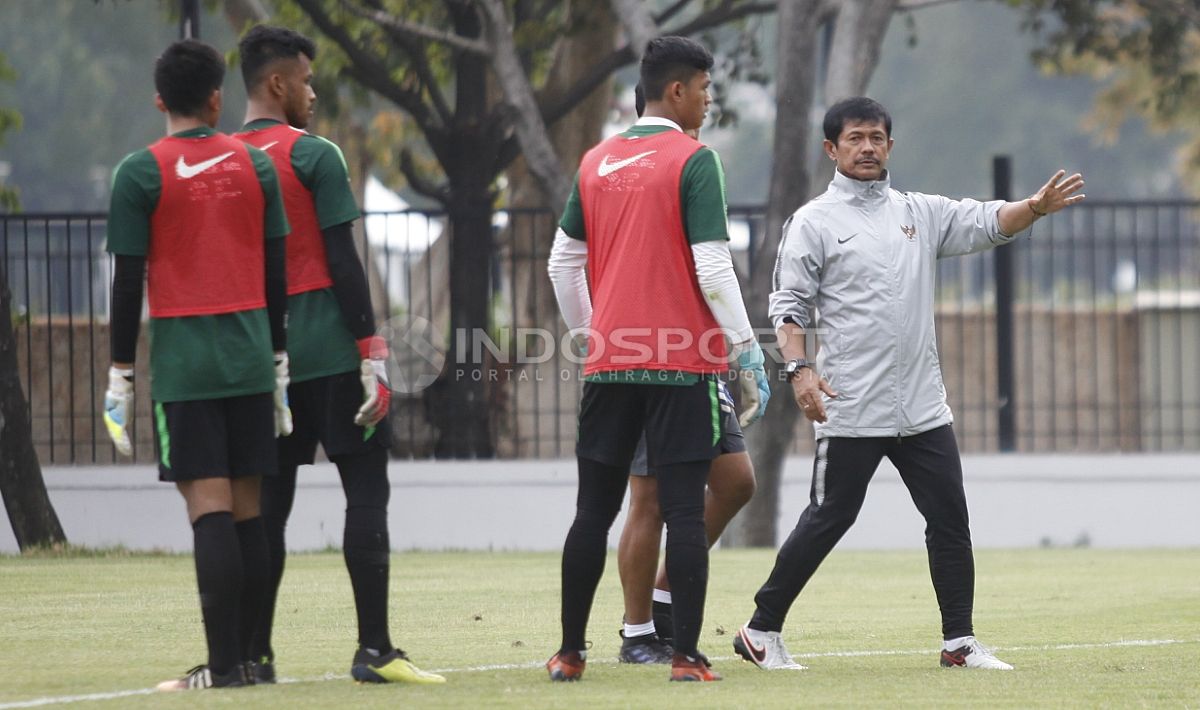 Indra Sjafri memimpin latihan Timnas Indonesia U-19. Copyright: © Herry Ibrahim/INDOSPORT